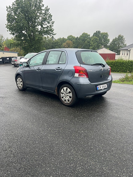 Toyota Yaris 2 of 7