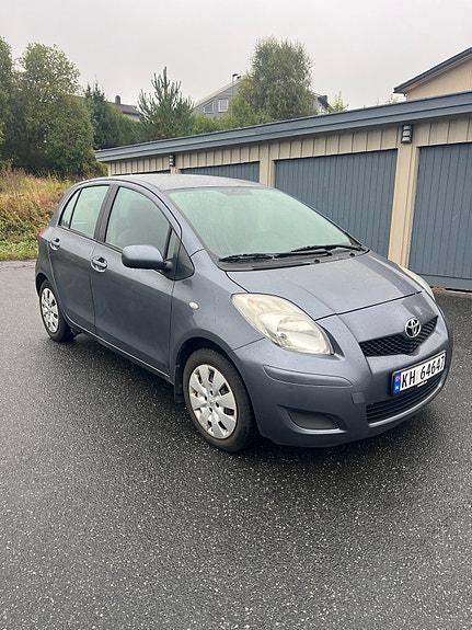 Toyota Yaris 4 of 7