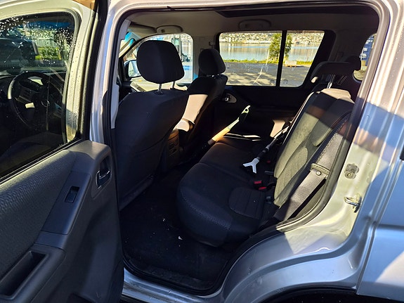 Nissan Pathfinder 25 of 29