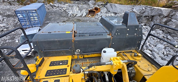 Komatsu PC490LC-11 26 of 30