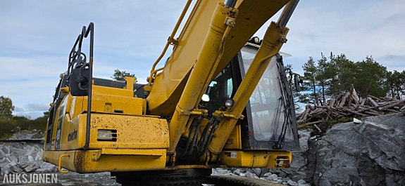 Komatsu PC490LC-11 18 of 30