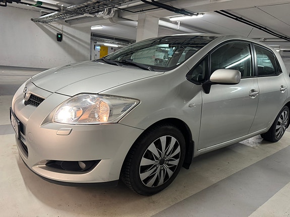 Toyota Auris 2 of 9