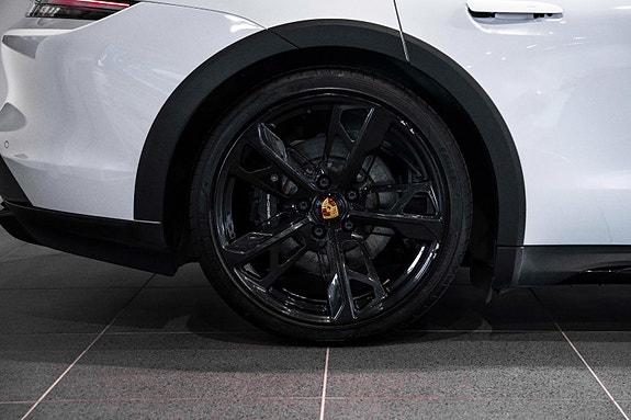 Porsche Taycan Cross Turismo 12 of 30