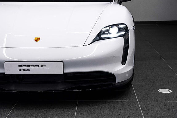 Porsche Taycan Cross Turismo 10 of 30