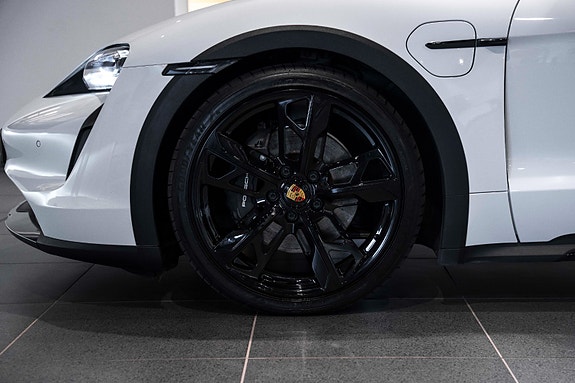 Porsche Taycan Cross Turismo 17 of 30