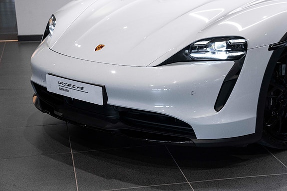 Porsche Taycan Cross Turismo 2 of 30