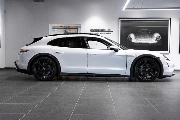 Porsche Taycan Cross Turismo 11 of 30