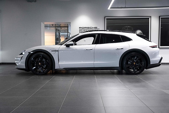 Porsche Taycan Cross Turismo 16 of 30