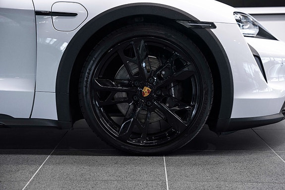 Porsche Taycan Cross Turismo 13 of 30