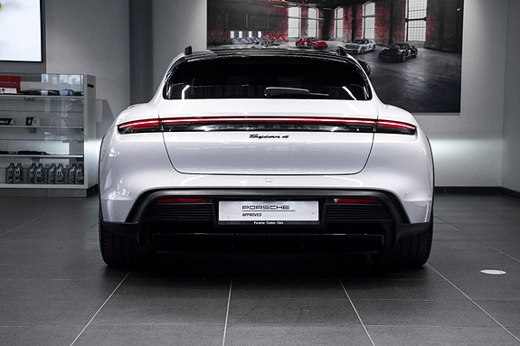 Porsche Taycan Cross Turismo 14 of 30