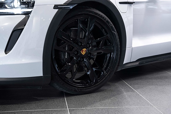 Porsche Taycan Cross Turismo 3 of 30