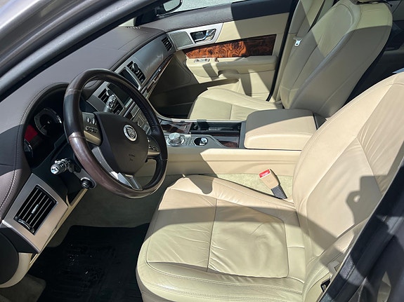 Jaguar XF 10 of 19