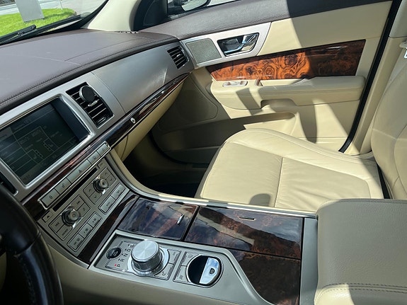 Jaguar XF 11 of 19