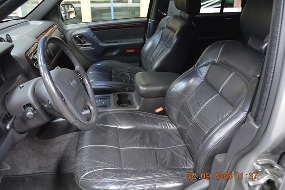 Jeep Grand Cherokee 3 of 30
