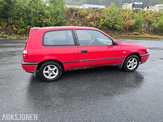 Nissan Sunny 15 of 30