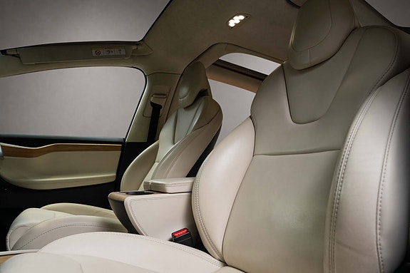 Tesla Model X 23 of 30