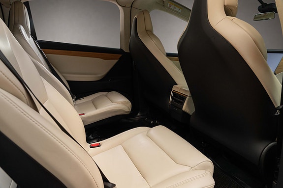 Tesla Model X 16 of 30