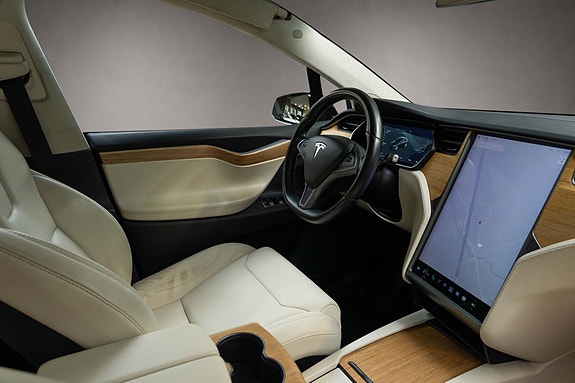 Tesla Model X 13 of 30