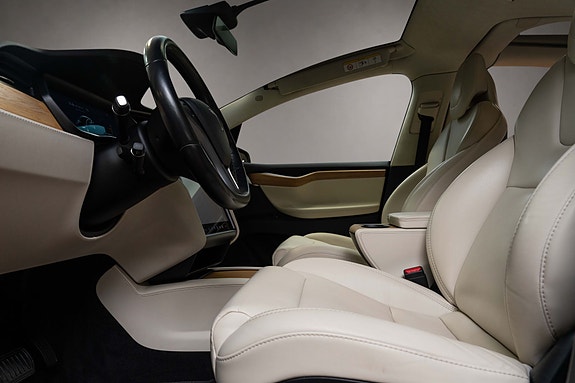 Tesla Model X 26 of 30