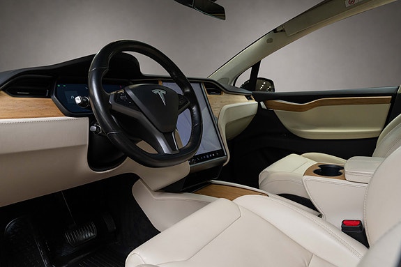 Tesla Model X 24 of 30