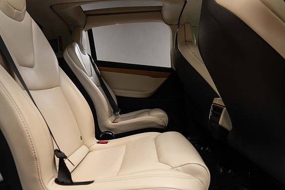 Tesla Model X 17 of 30
