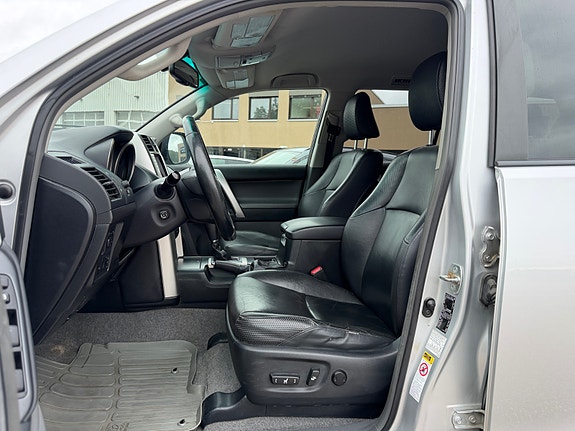 Toyota Land Cruiser 7 of 17