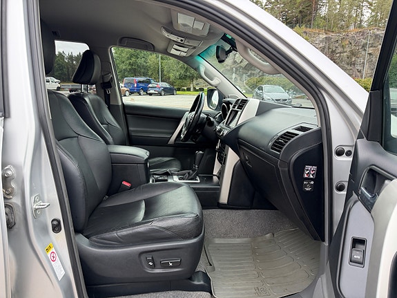 Toyota Land Cruiser 9 of 17