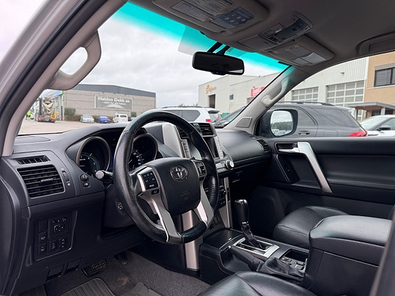 Toyota Land Cruiser 8 of 17