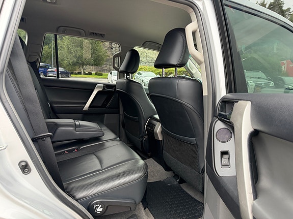 Toyota Land Cruiser 10 of 17