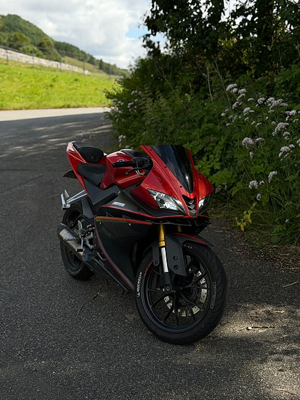 Yamaha YZF-R 125 2 of 4