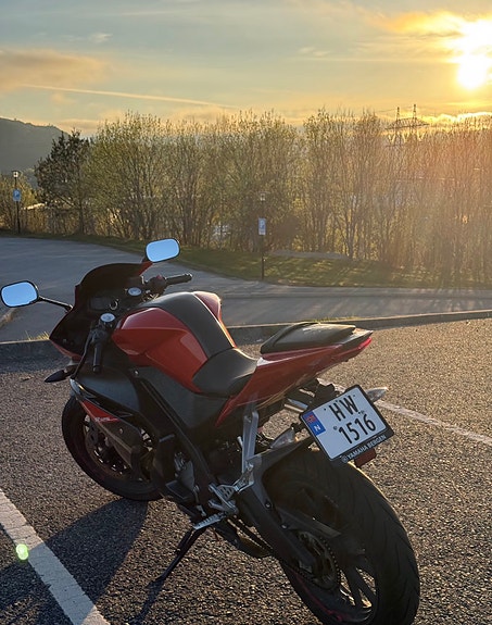 Yamaha YZF-R 125 3 of 4