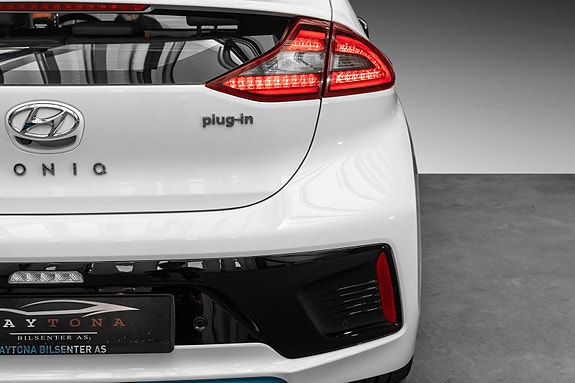 Hyundai IONIQ 8 of 28