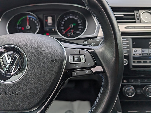 Volkswagen Passat 13 of 30