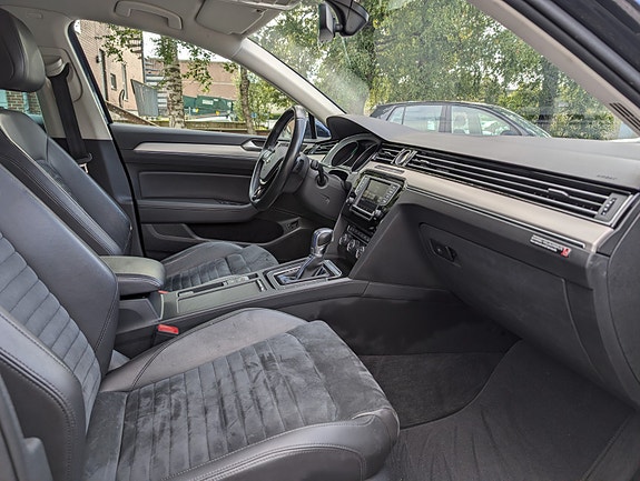 Volkswagen Passat 18 of 30