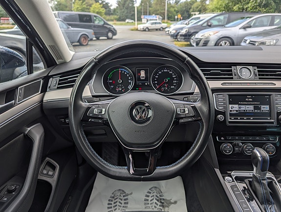 Volkswagen Passat 10 of 30