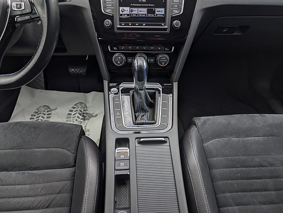 Volkswagen Passat 12 of 30