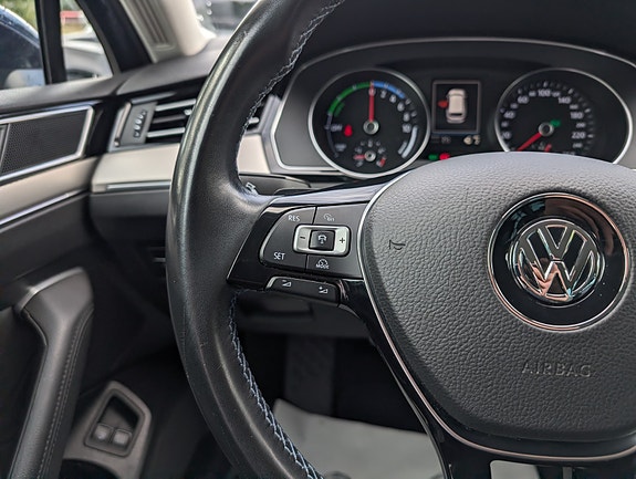 Volkswagen Passat 14 of 30