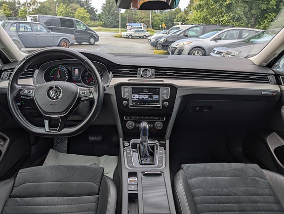 Volkswagen Passat 9 of 30