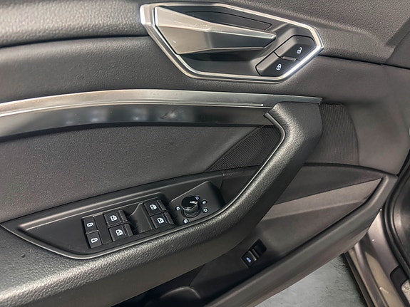 Audi e-tron 11 of 30