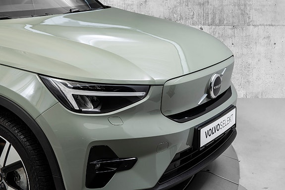 Volvo XC40 2 of 30