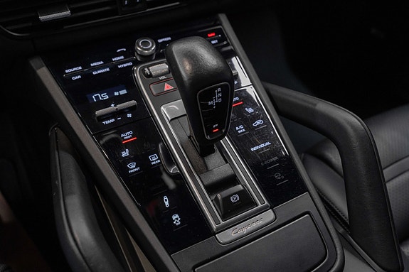 Porsche Cayenne 24 of 30