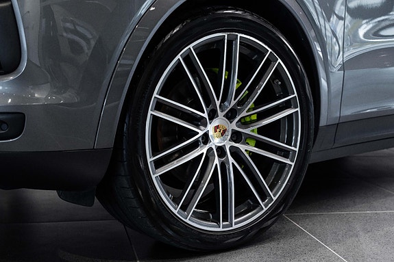 Porsche Cayenne 3 of 30