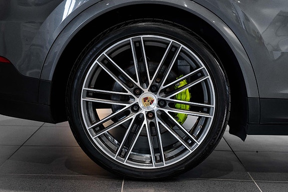 Porsche Cayenne 12 of 30