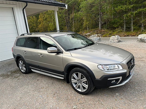 Volvo XC70 2 of 22