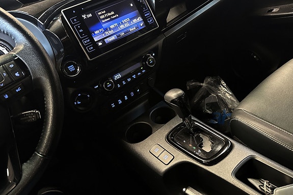 Toyota HiLux 13 of 15