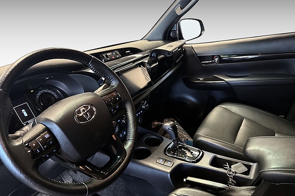 Toyota HiLux 11 of 15