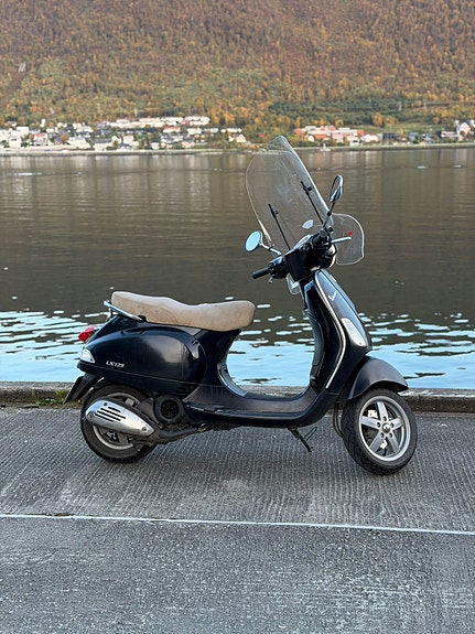 Vespa LX 125 2 of 7