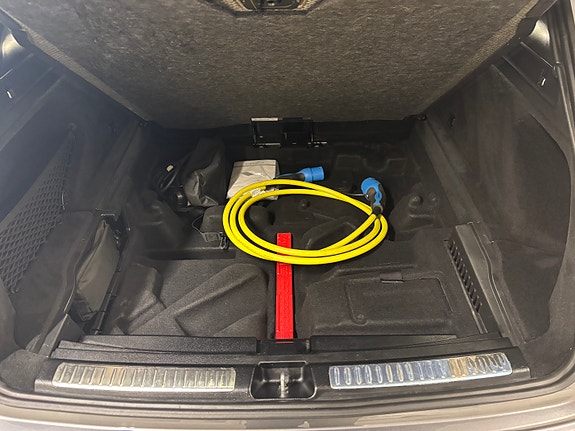 Mercedes-Benz EQC400 27 of 30