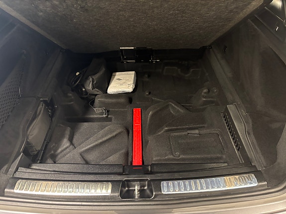 Mercedes-Benz EQC400 26 of 30