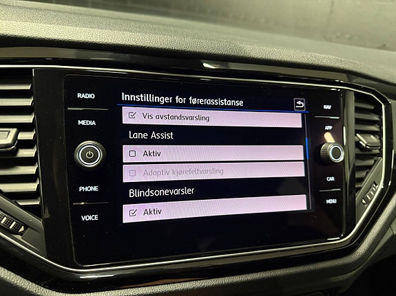 Volkswagen T-Roc 21 of 30